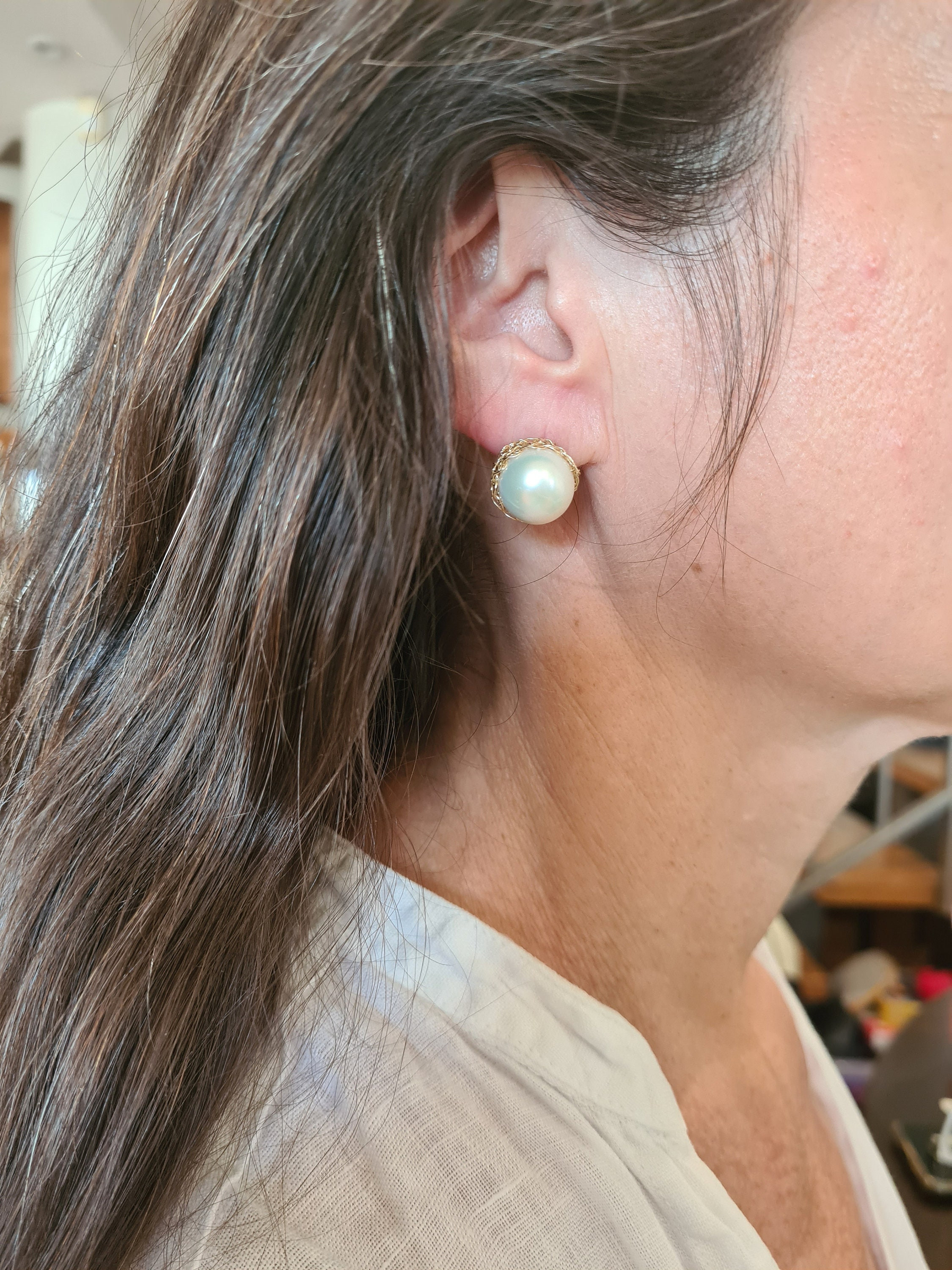 Einat Sandberg Jewelry | עגילי זהב צמודים לאוזן עם פנינה גדולה מכסף עבודת יד אמן ישראלי