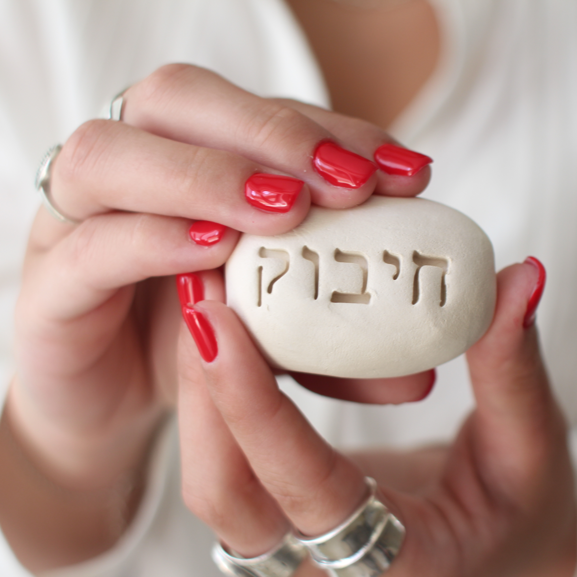 מתנות קרמיקה בהתאמה אישית לאירועים - חיבוק - OP