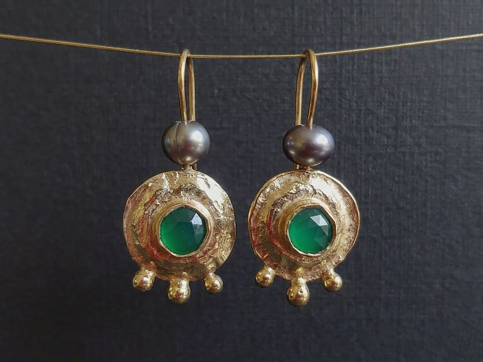 rioritajewelry | עגילי אוניקס ירוק בציפוי גולד-פילד – עבודת יד