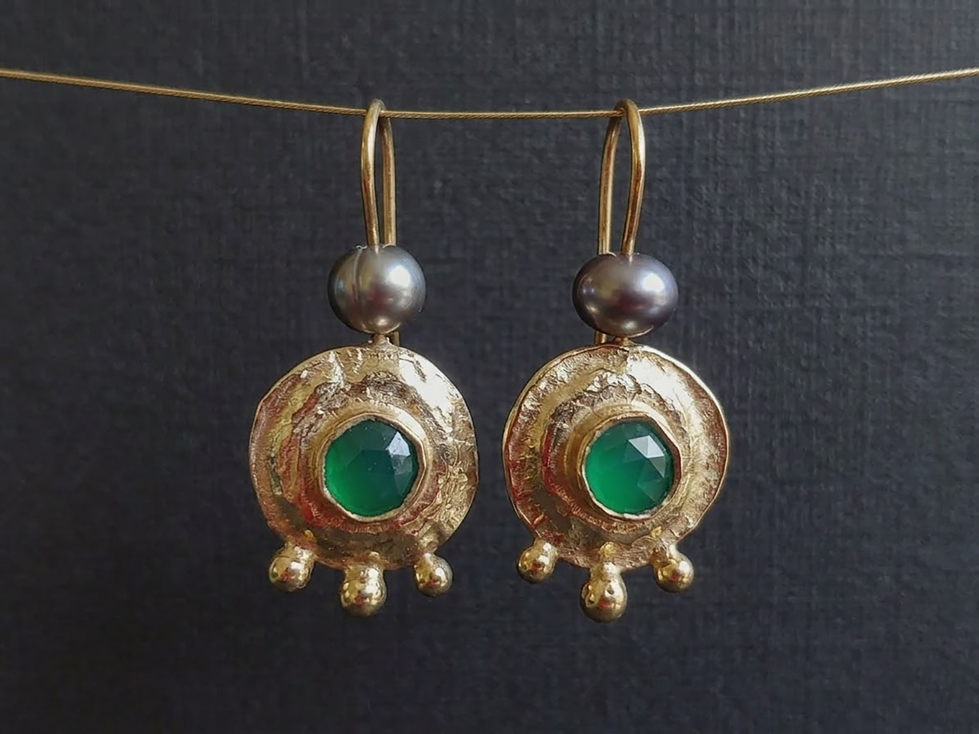 rioritajewelry | עגילי אוניקס ירוק בציפוי גולד-פילד – עבודת יד