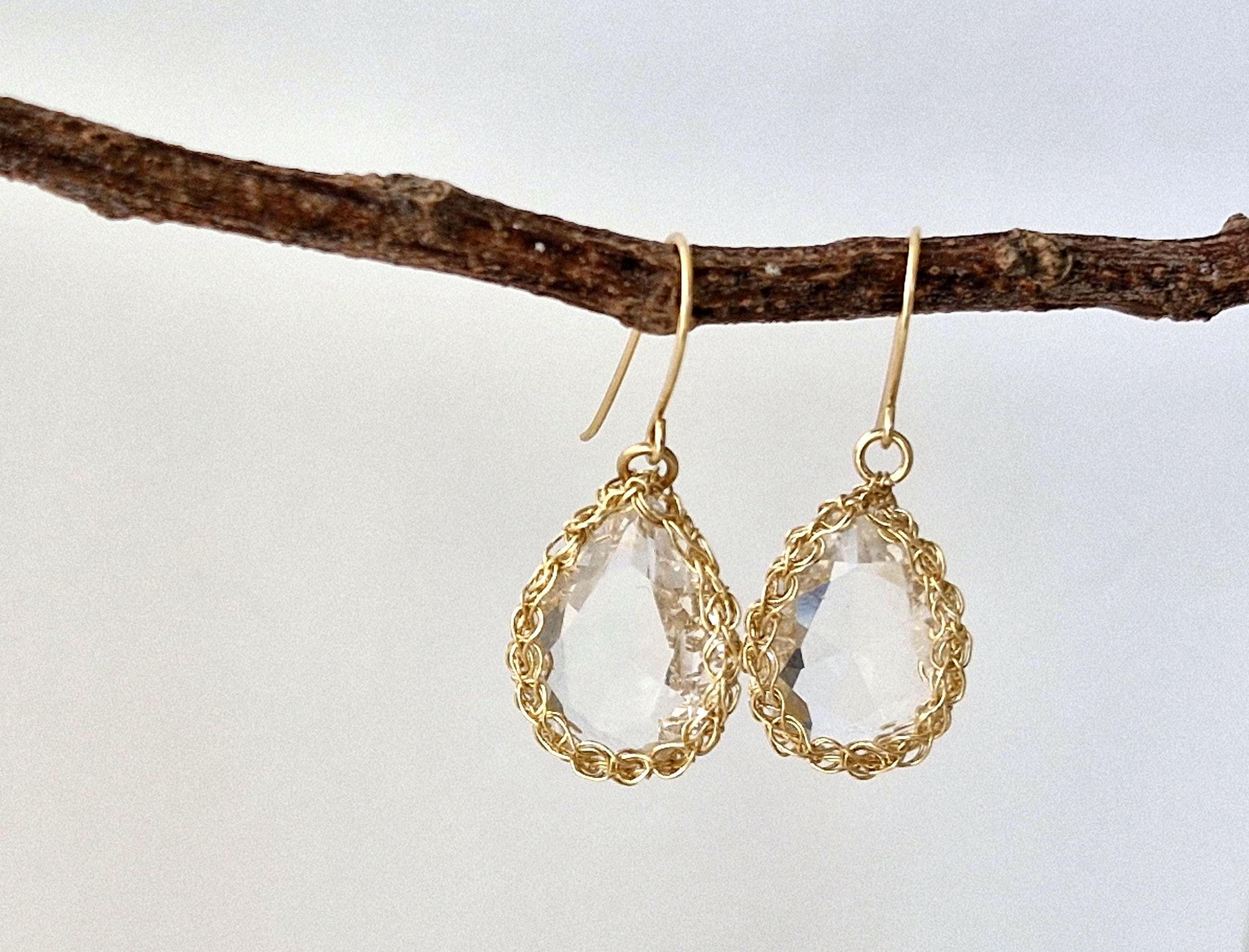 Einat Sandberg Jewelry | עגילים תלויים, זהב משובצים קריסטל מזהב עבודת יד אמן ישראלי