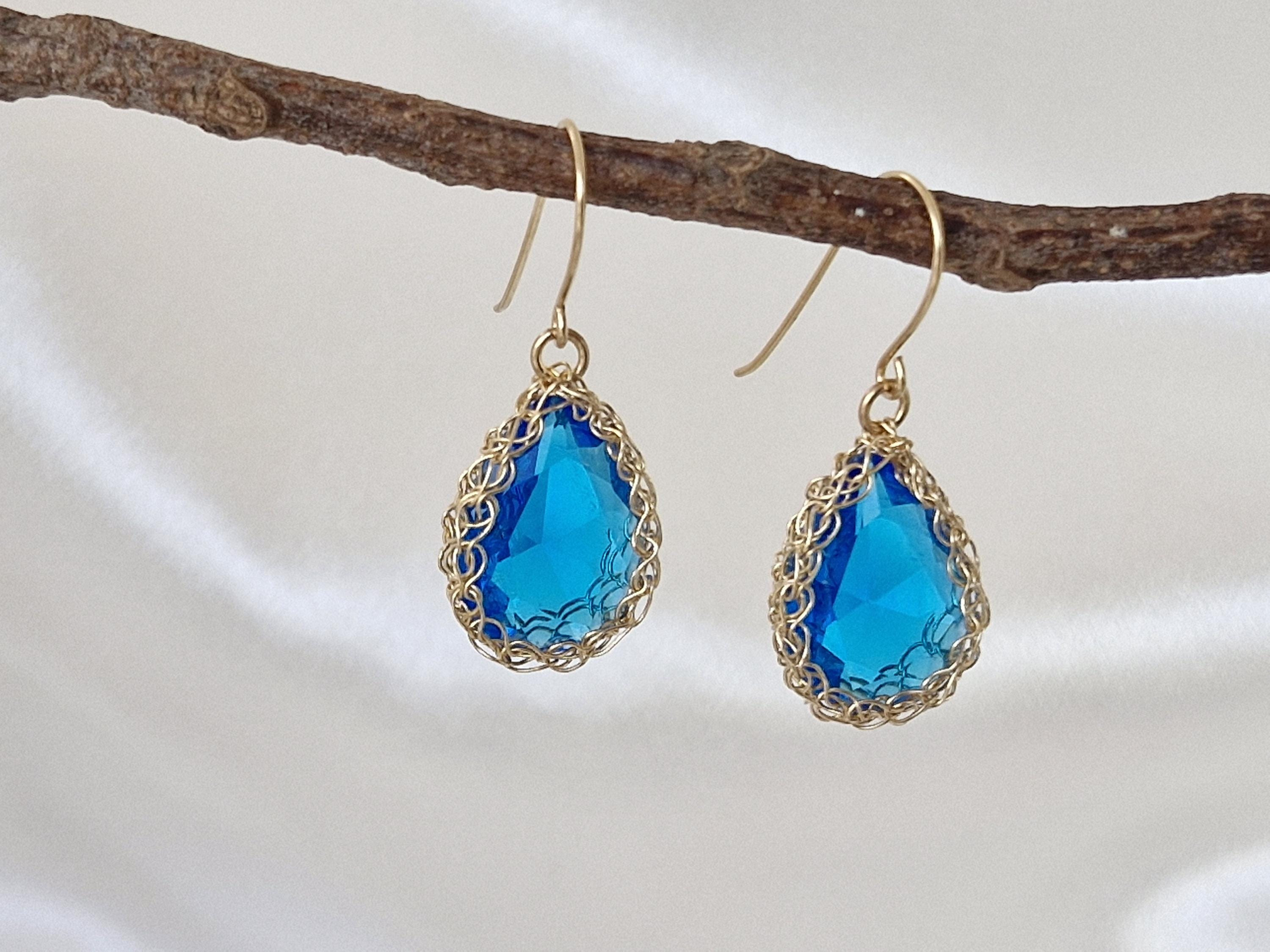 Einat Sandberg Jewelry | עגילי זהב תלויים משובצים אבן טיפה כחולה מזהב עבודת יד אמן ישראלי