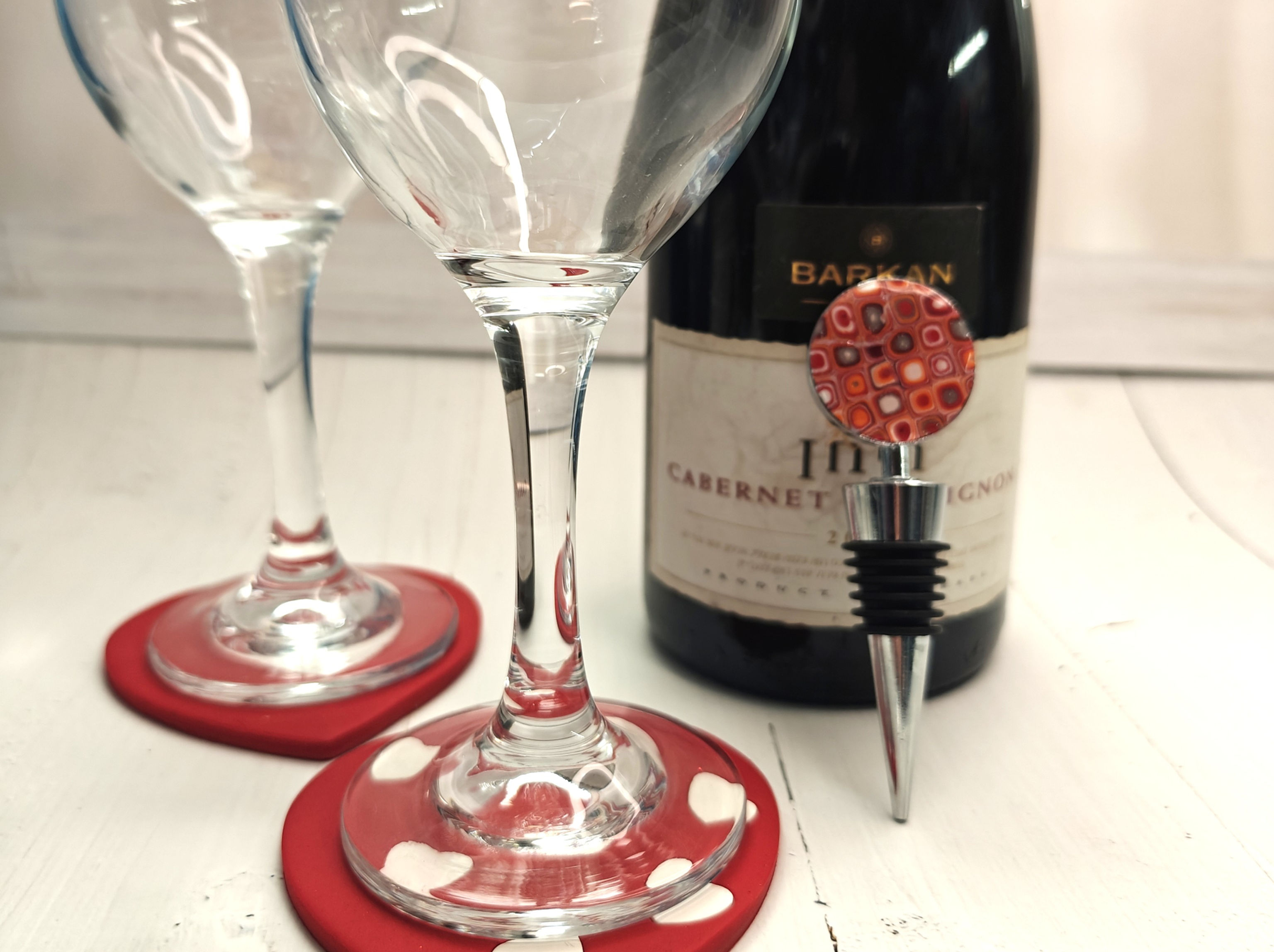 סט תחתיות לכוסות ופקק לבקבוק – עיצוב רומנטי בעבודת יד NN