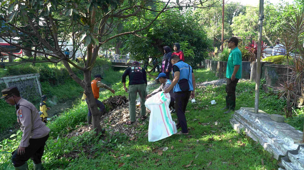 Pemungutan sampah pada sungai
