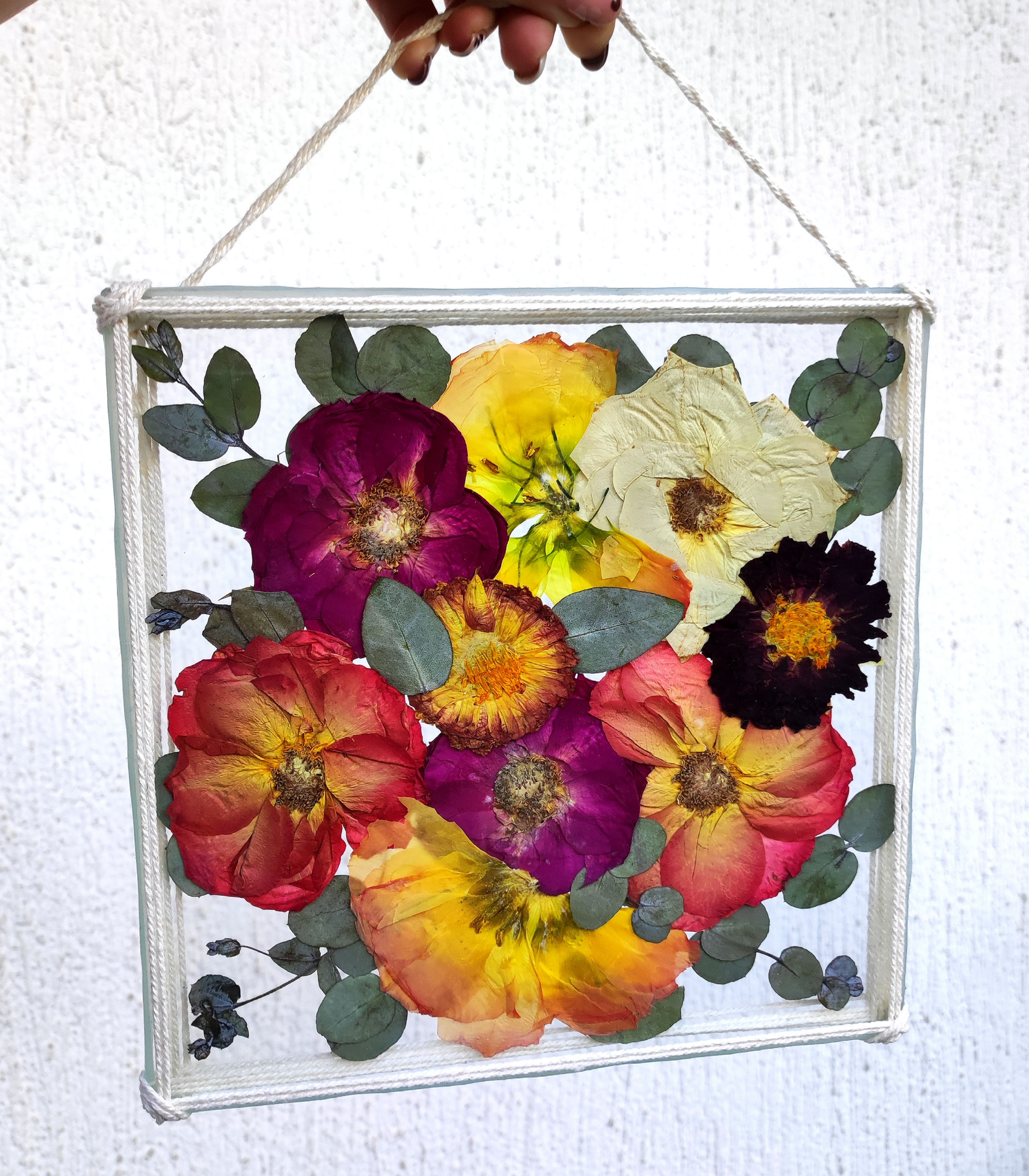 Хербаризиране на булчински букет в картина с дървена рамка, запазване на цветята от сватбения ден, букет в рамка