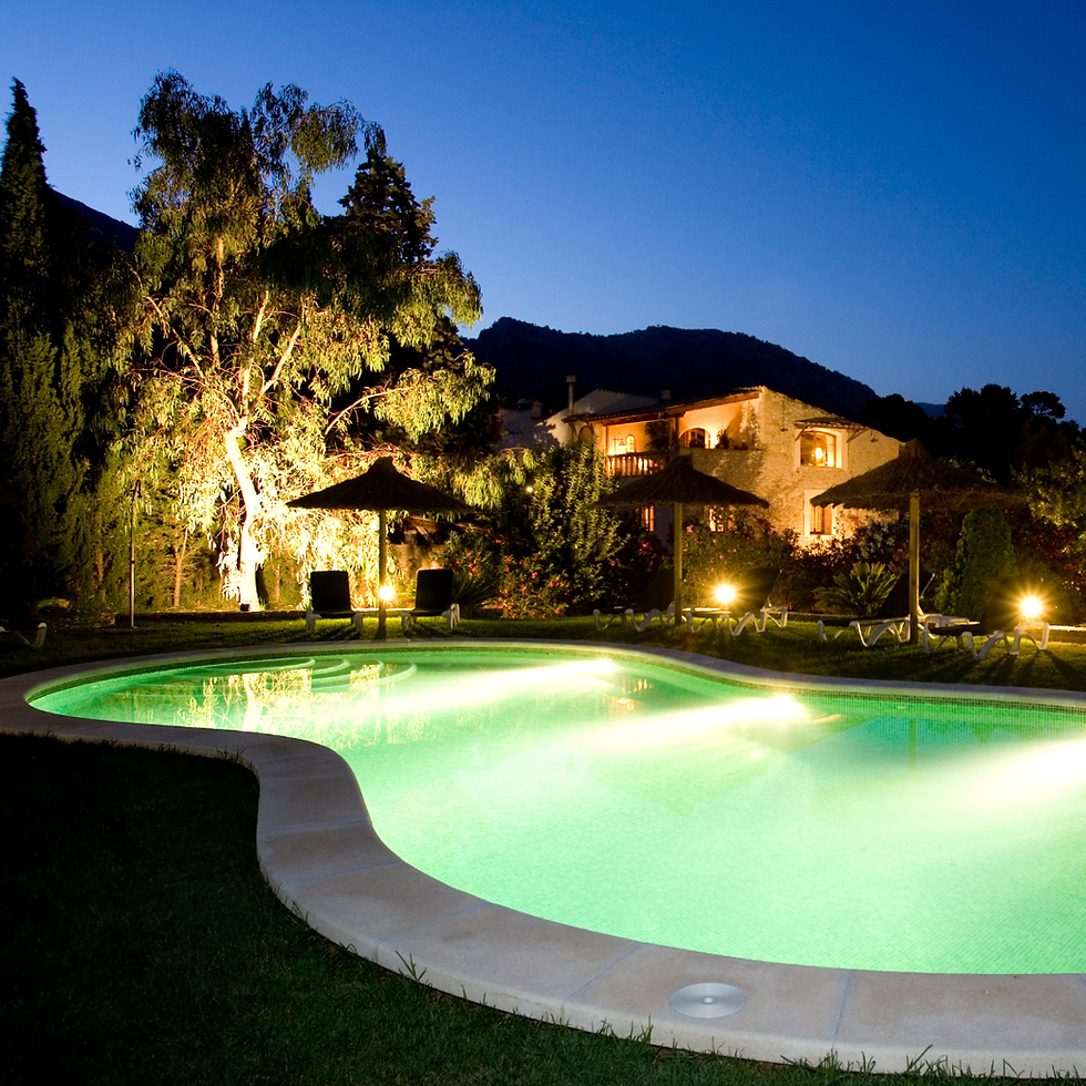 Pool bei Nacht Nou Dalt Muntanya