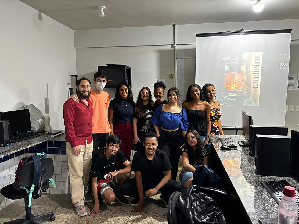 Professor Me. Vinícius Coutinhos e discentes da disciplina Comunicação e Design Jornalístico durante a produção da revista Candieiro 