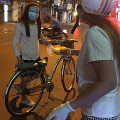 Giúp đỡ nhau mùa dịch