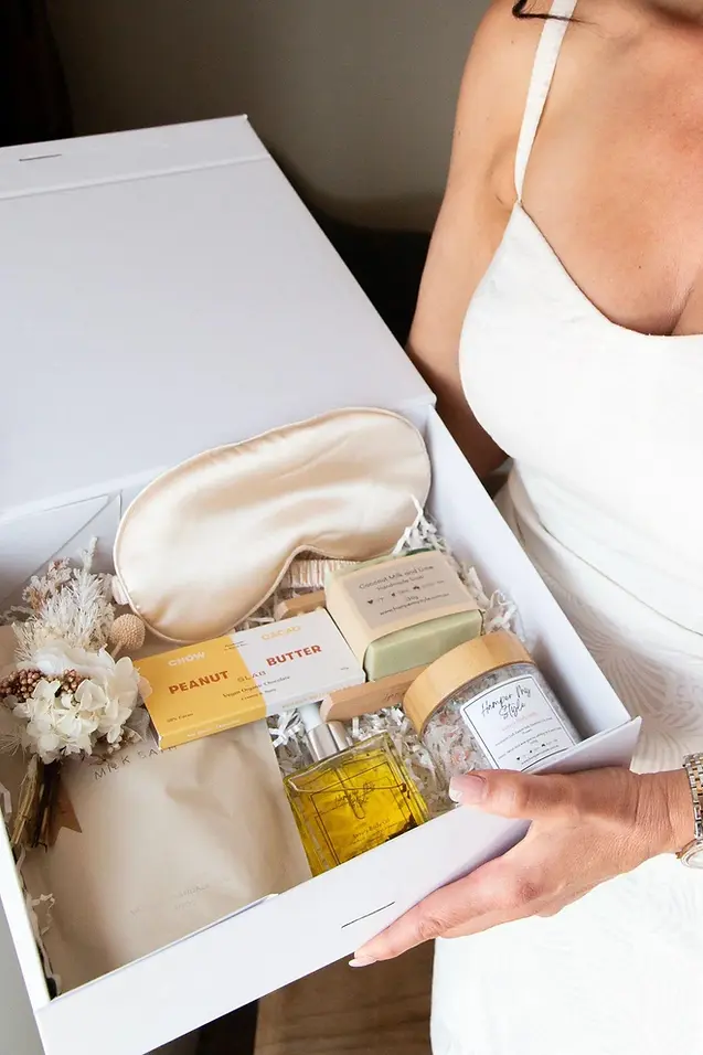 deluxe-blush-gift-hamper-glory-holding_1080x.webp