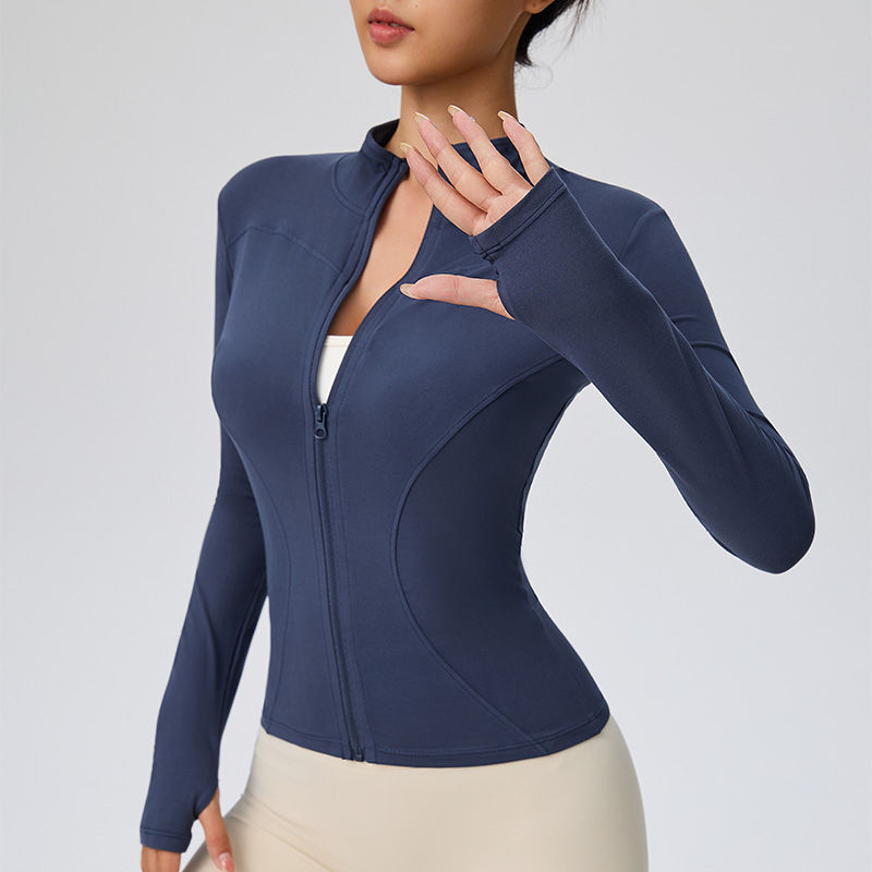 Mulher vestindo jaqueta fitness azul com zíper e abertura para polegar.
