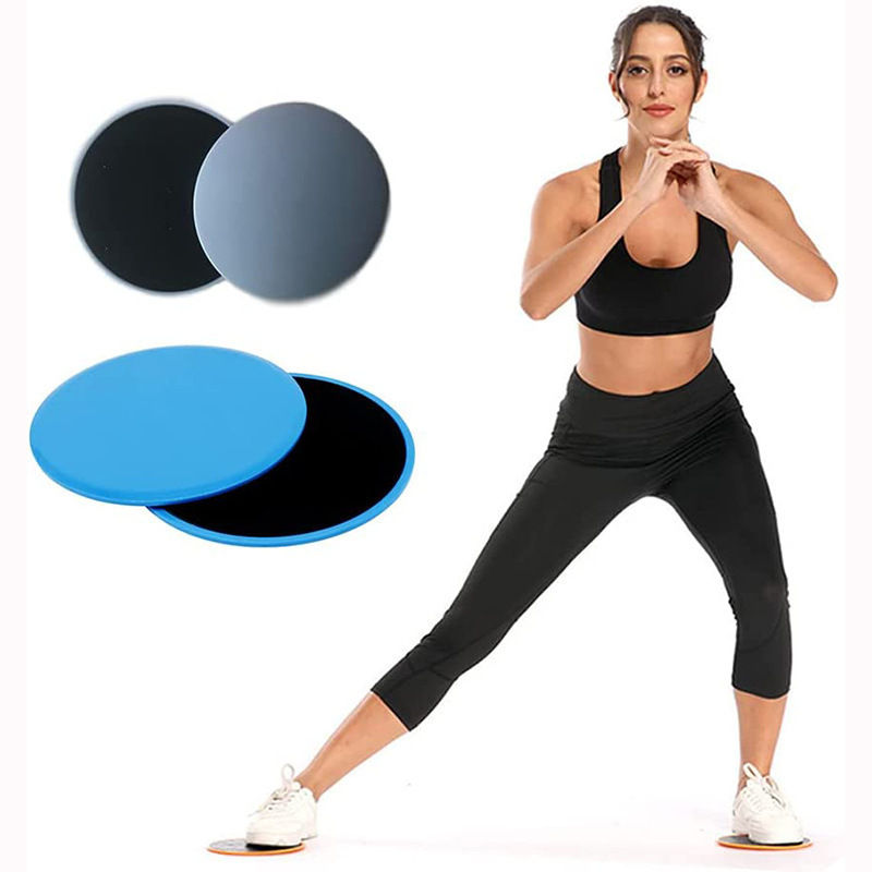Mulher usando discos deslizantes para treino funcional e core