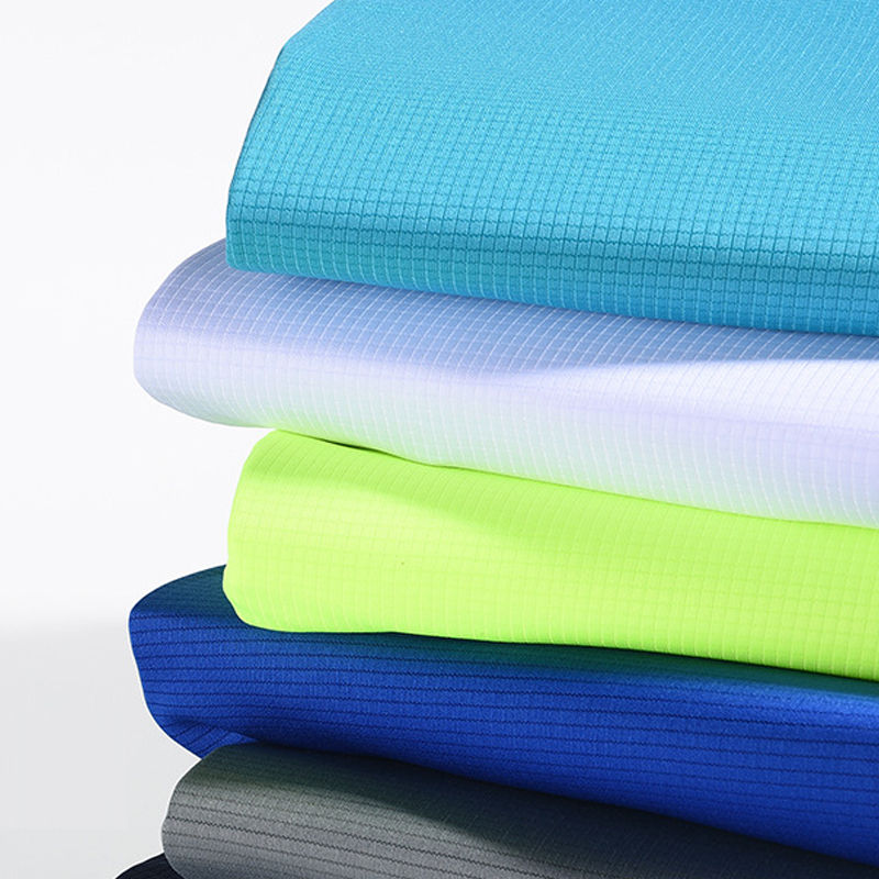 Miniatura: Pilha de camisetas dry fit masculinas em cores variadas.