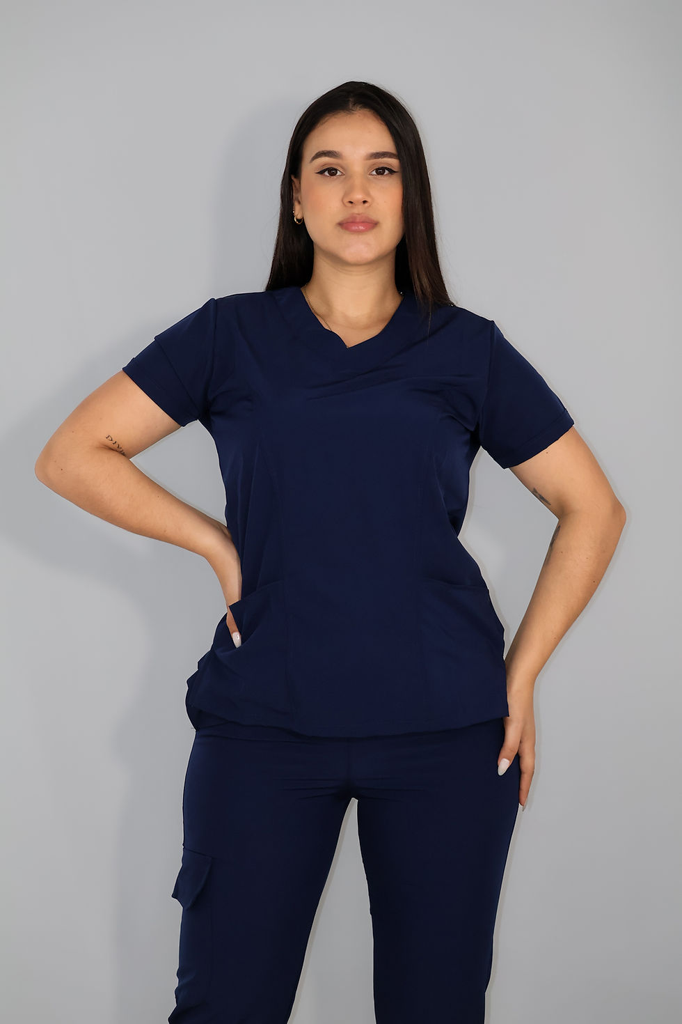 Scrub Azul Oscuro stretch antifluido con jogger para profesionales de la salud