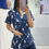 Miniatura: Gabacha estampada antifluido con diseño de pajaritos para profesionales de salud, educación y cocina - Varasa Scrubs