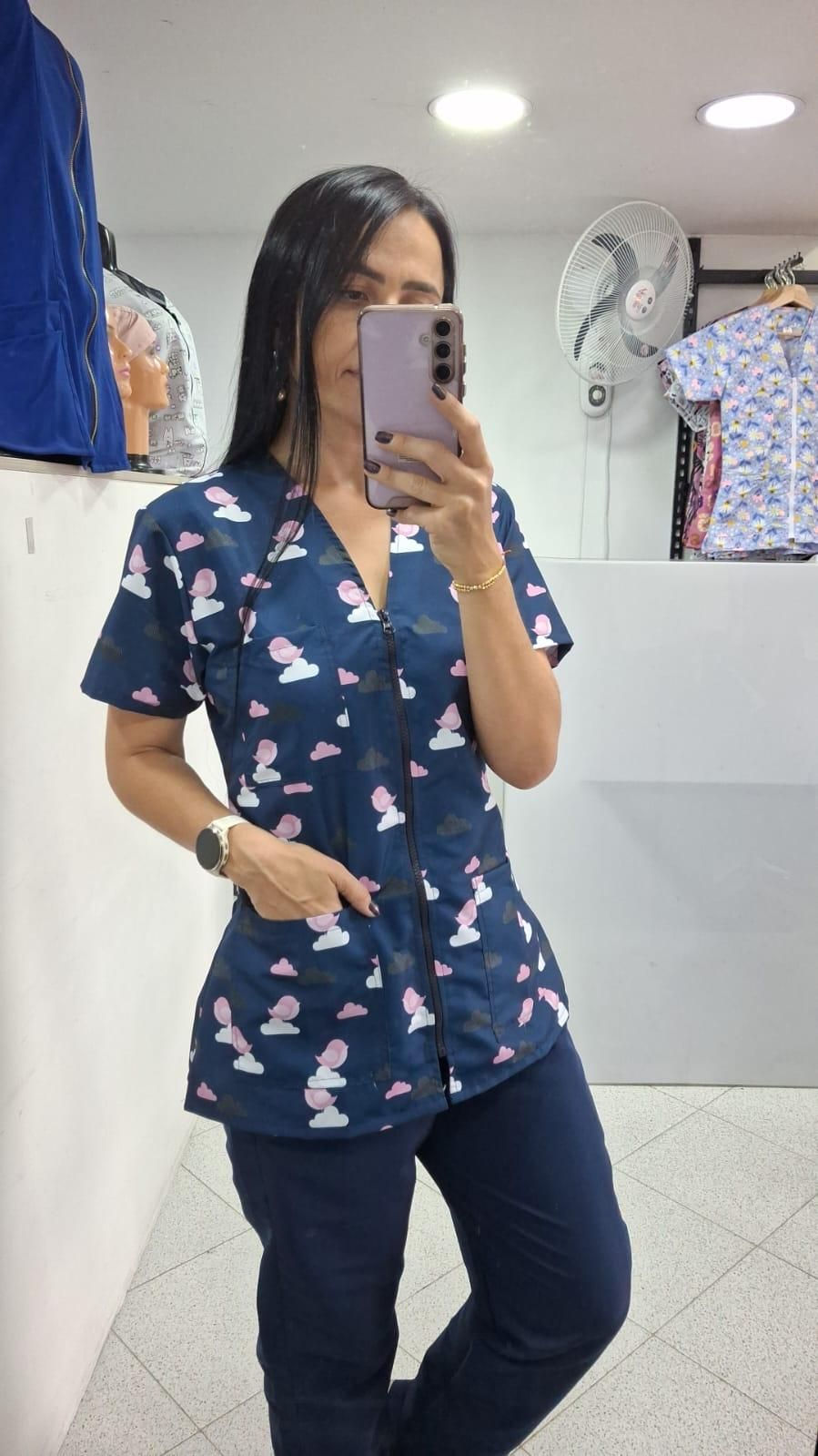Gabacha estampada antifluido con diseño de pajaritos para profesionales de salud, educación y cocina - Varasa Scrubs