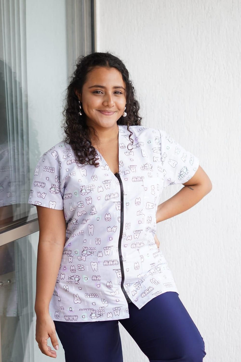 Gabacha estampada antifluido con diseño de muelitas para odontólogas y asistentes dentales - Varasa Scrubs