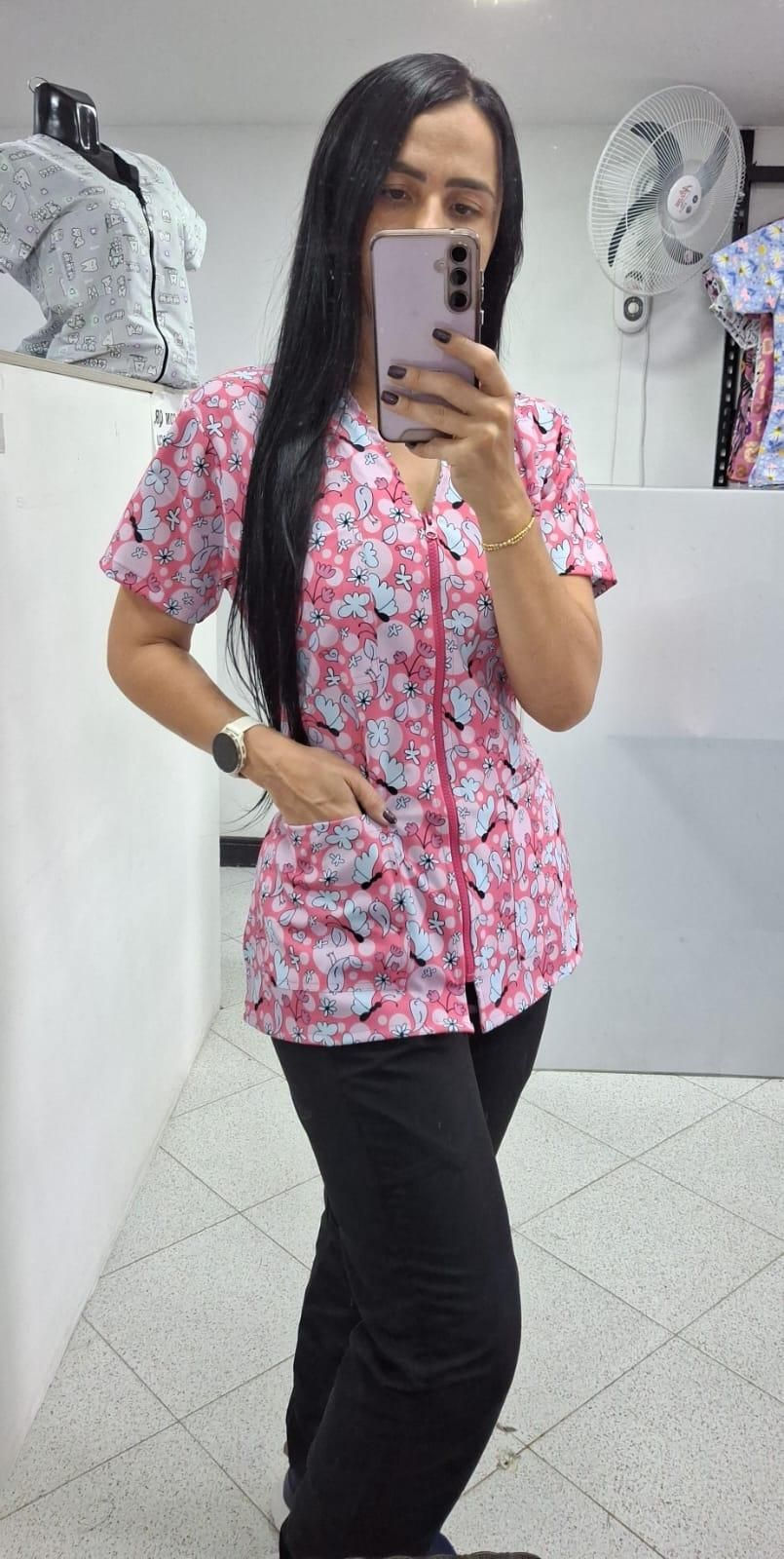 Gabacha estampada antifluido con cremallera y diseño de mariposas para enfermeras y maestras - Varasa Scrubs