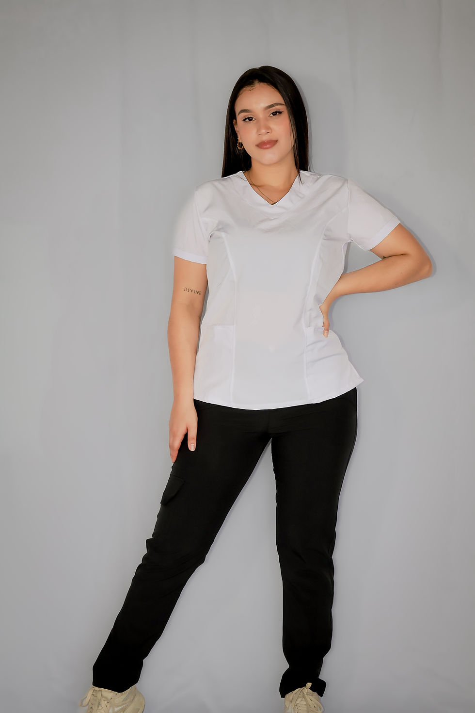 Blusa de uniforme ATAP cuello en V con diseño cómodo y profesional