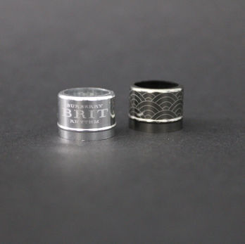 Gravure effectuée au laser sur deux bouchons de flacons de parfum chez Laser-Tech
