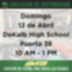 Una hilera de botines de fútbol coloridos y ligeramente usados, organizados por talla sobre una mesa para la distribución comunitaria.