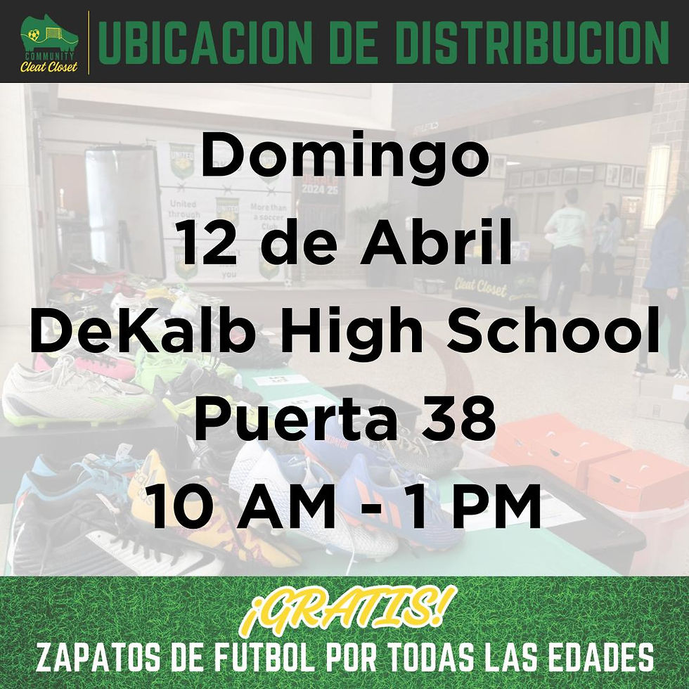 Una hilera de botines de fútbol coloridos y ligeramente usados, organizados por talla sobre una mesa para la distribución comunitaria.