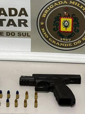 Brigada Militar prende mulher por posse irregular de arma de fogo em Erechim