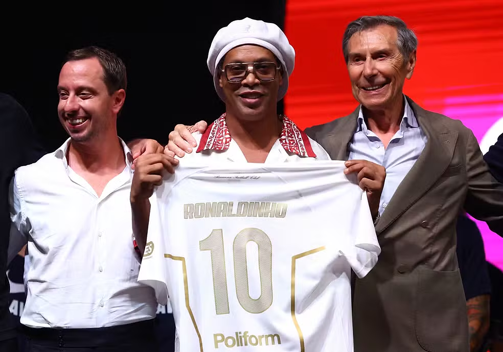 Aos 46 anos, Ronaldinho mira gol 300 em retorno ao futebol na terceira divisão italiana