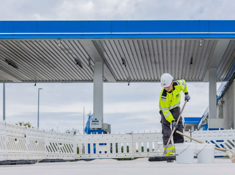 Sanierung und fachgerechte WHG-Beschichtung der bestehenden Betonfläche einer ARAL Tankstelle in Schlüsselfeld. Die Arbeiten umfassten die Instandsetzung der Betonoberfläche sowie die Herstellung einer beständigen, flüssigkeitsdichten Beschichtung gemäß den Anforderungen des Wasserhaushaltsgesetzes (WHG).