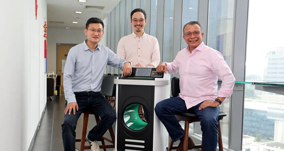 QuantumTX Chief Technology Officer Li Jingze (from left) and CEO Wu Jiewen, together with Associate Professor Franco of the Department of Surgery at the National University of Singapore's Yong Loo Ling Faculty of Medicine, jointly promoted the BIXEPS instrument (pictured) and the BIXEPS device.