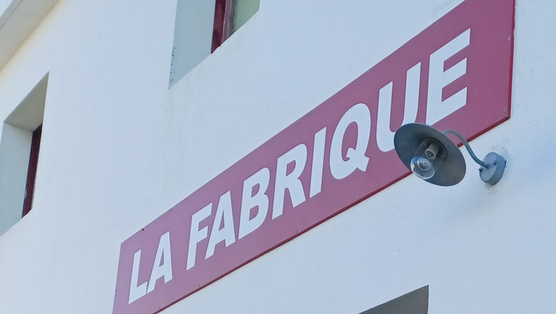enseigne vitrine-monter-en epingle-la fabrique3.jpg