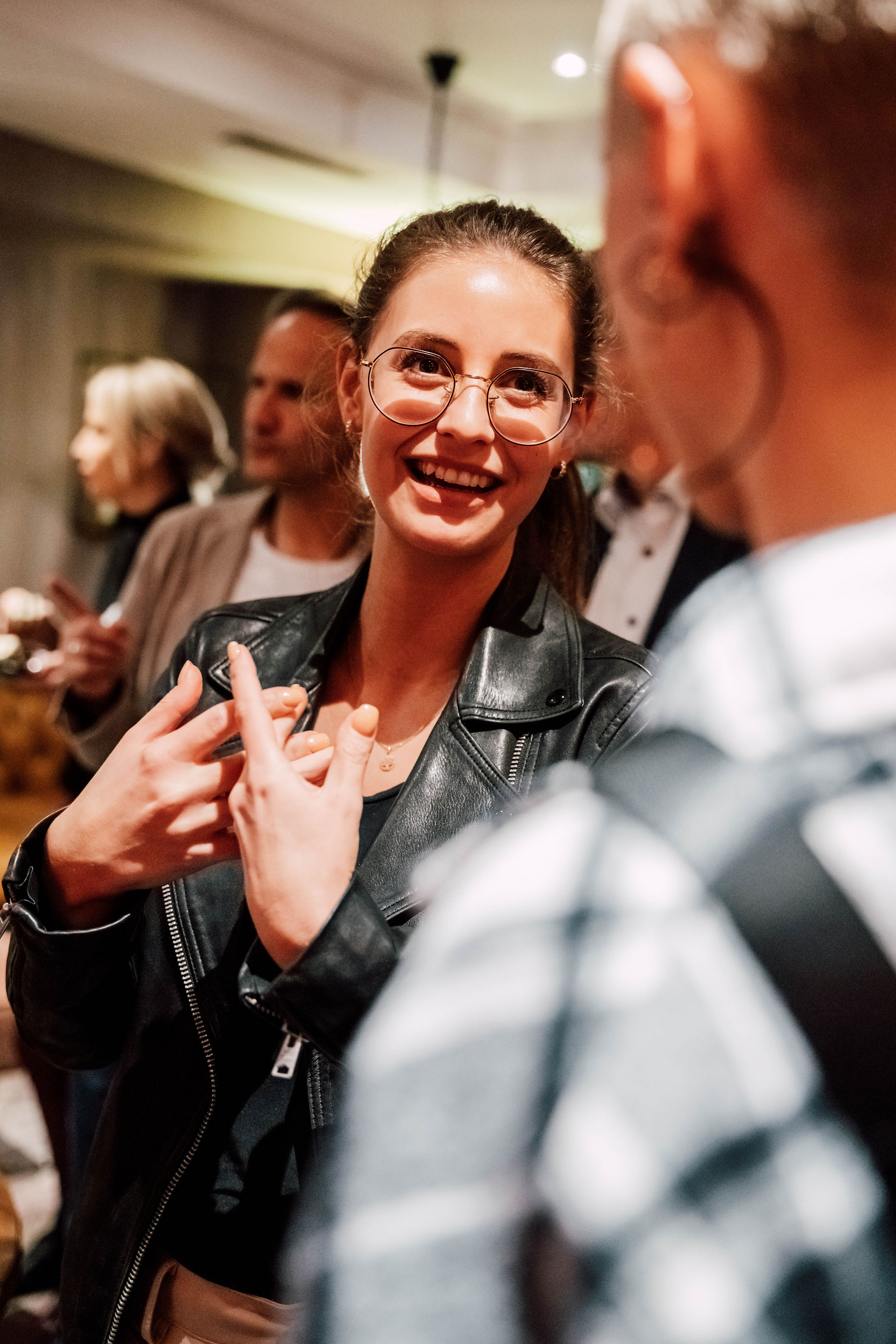 Lachende Frau auf Event
