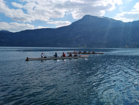 Zwei Ruderboote auf dem See