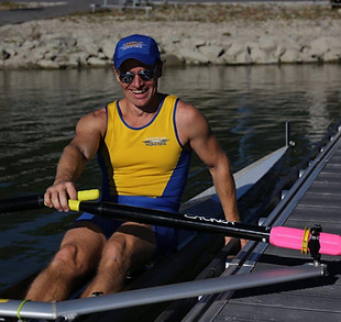 Martin im Ruderboot Profilbild.jpg
