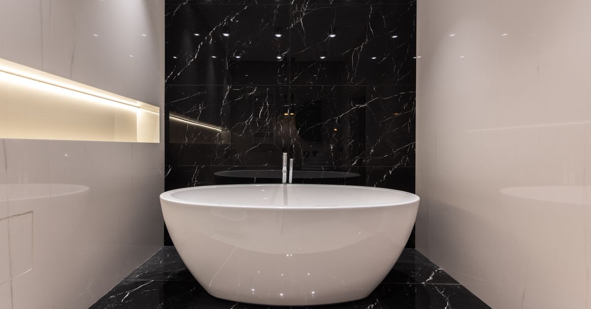 Oreiller blanc sur un lit immaculé - Formule LCD - 111-130m² - ÔME HOUSEKEEPING Bayonne