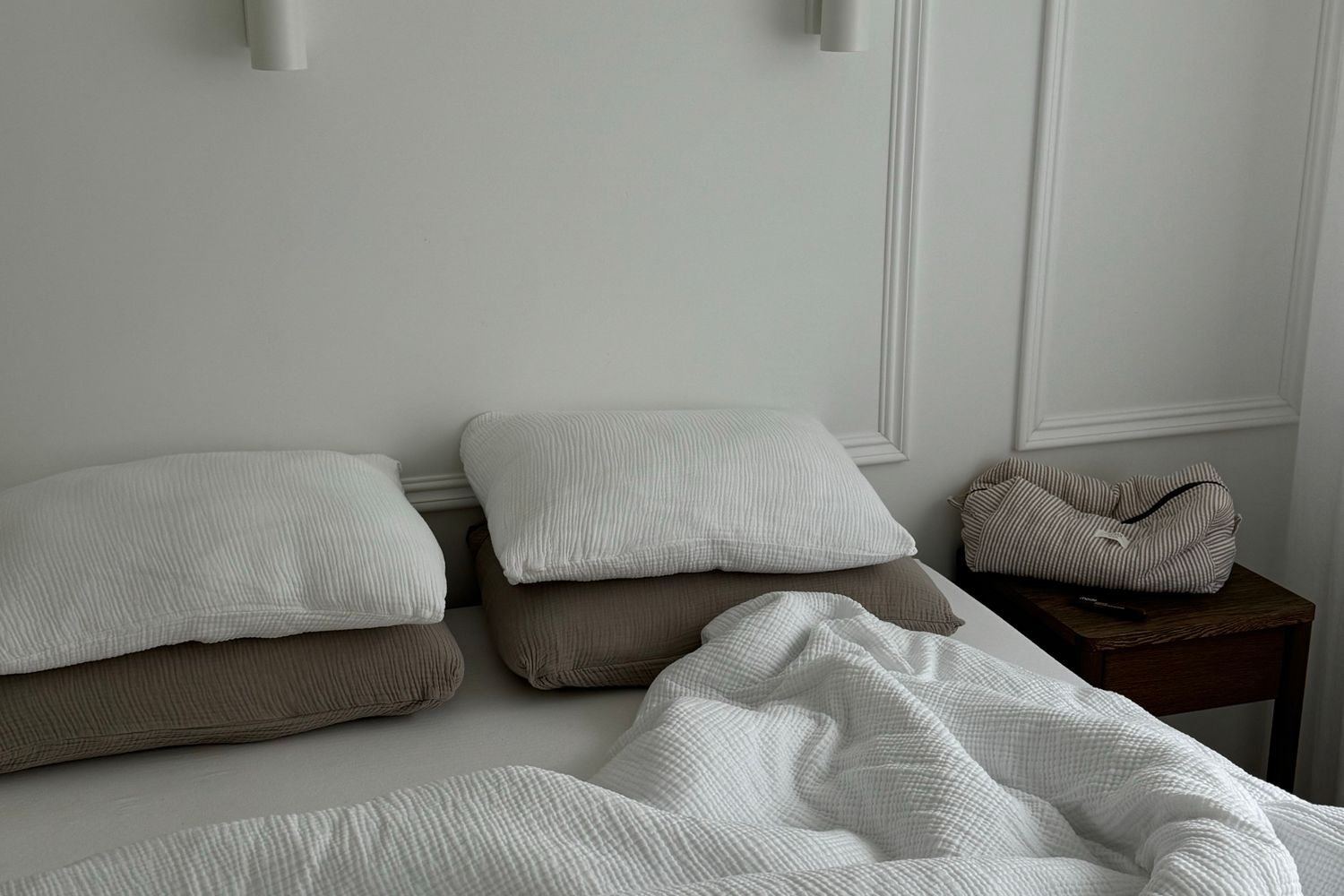 Chambre avec literie propre traitée contre les acariens