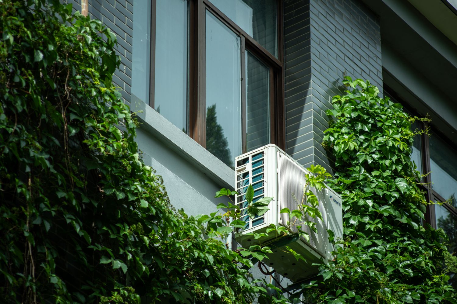 Façade d'immeuble moderne en journée