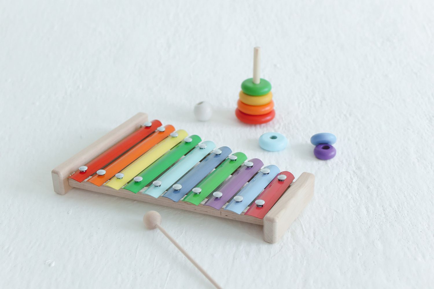 Peluche et couvertures pastel sur un fauteuil