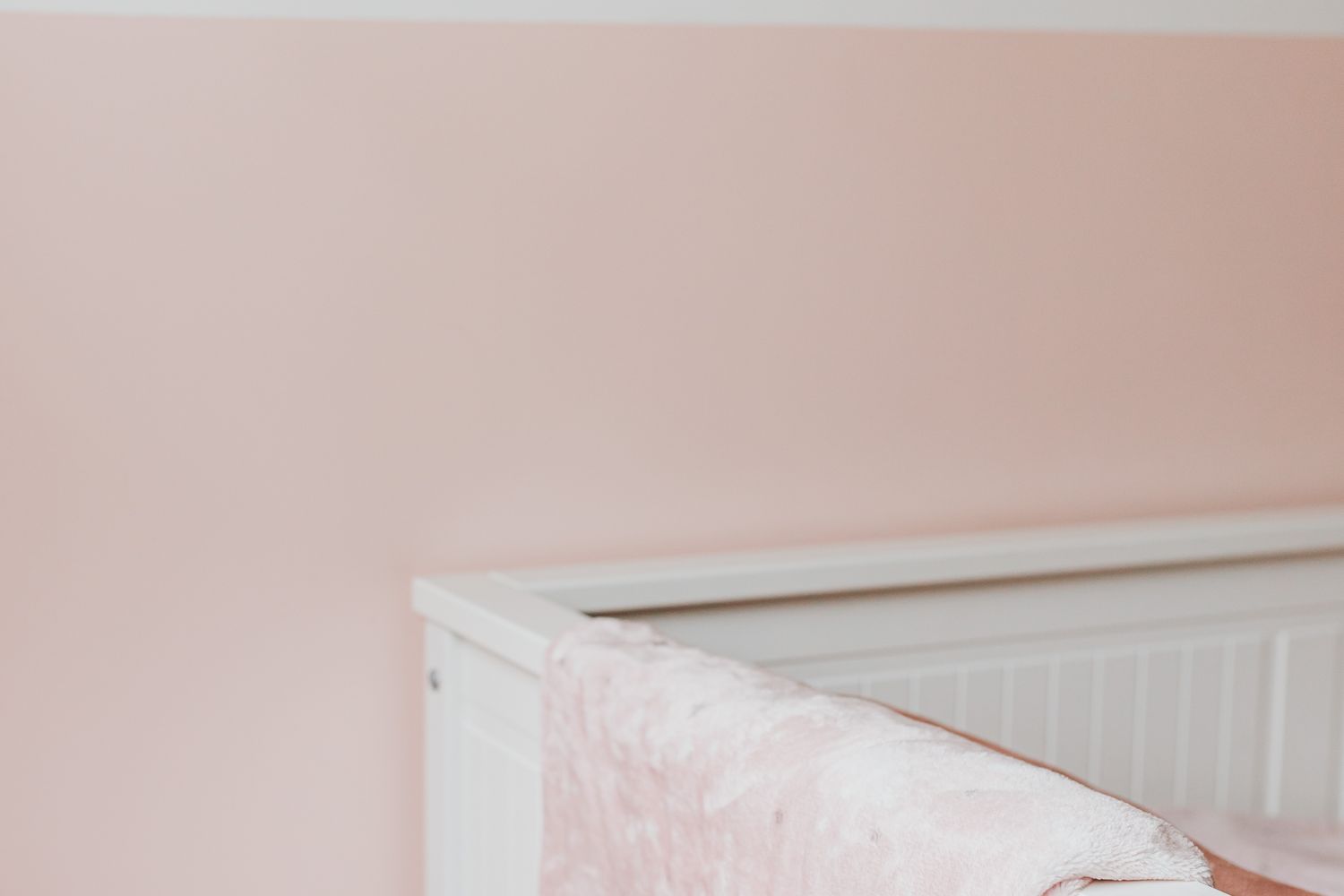 Chambre de bébé cosy avec berceau blanc