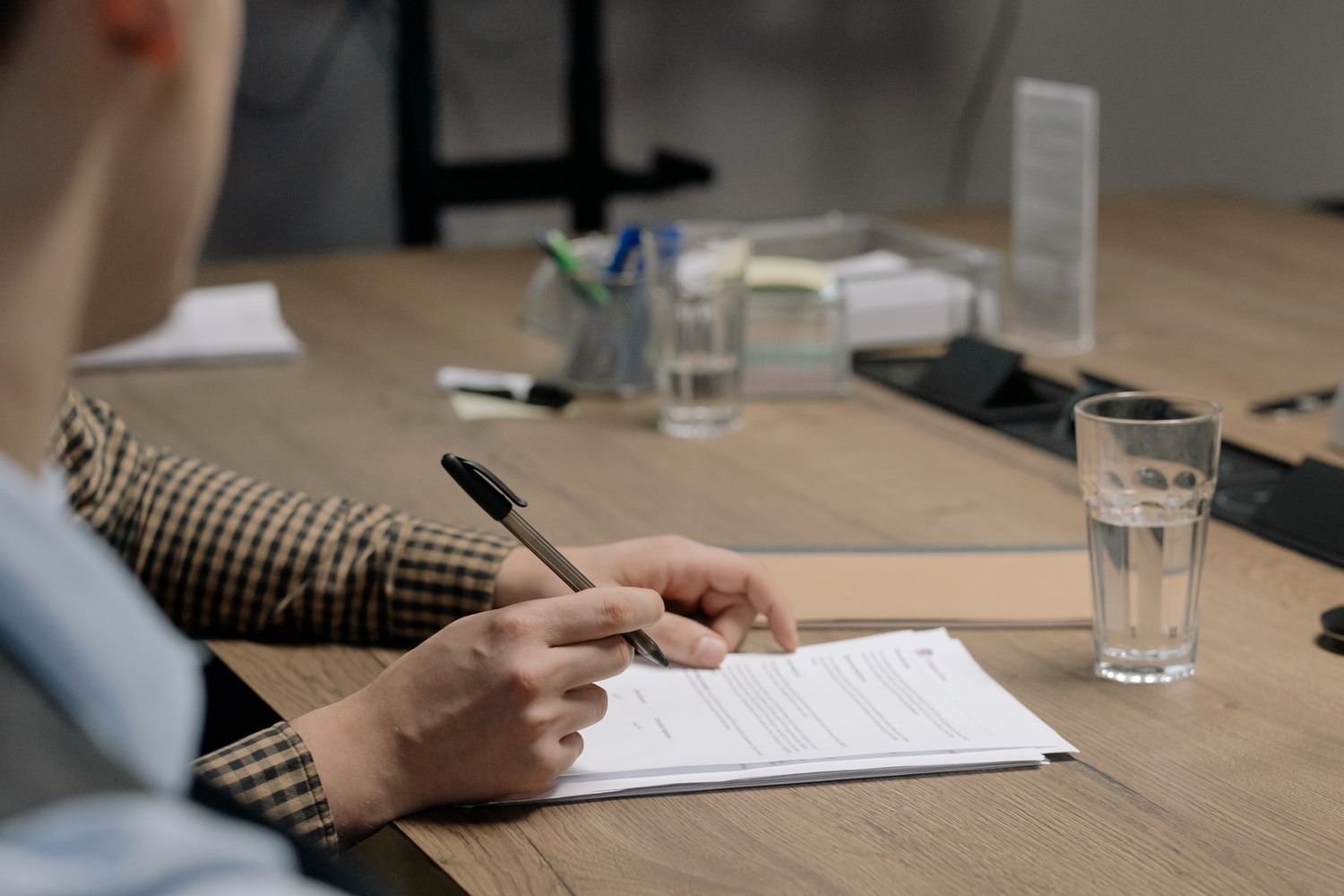 Documents comptables avec calculatrice sur smartphone