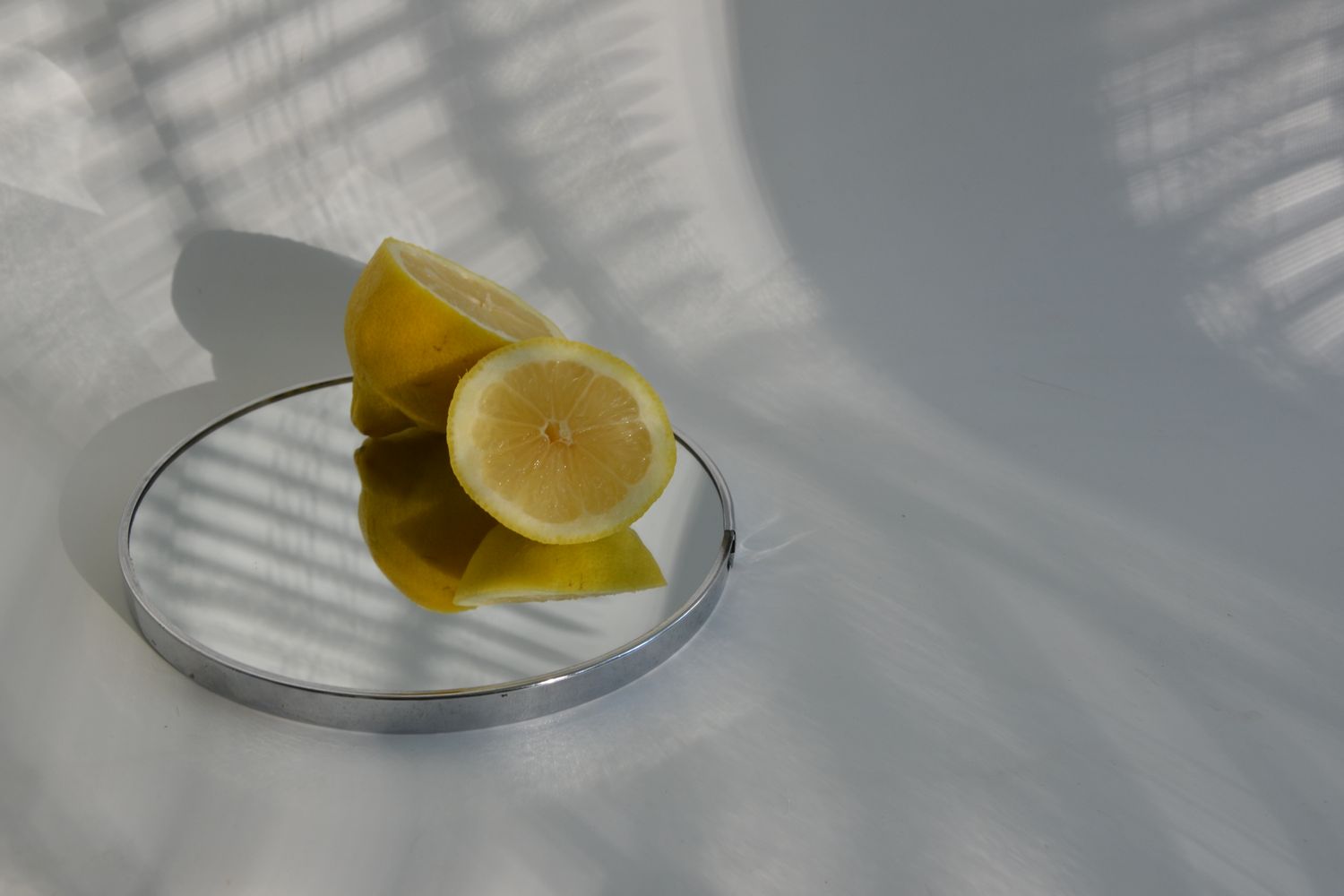 Cristaux blancs d'acide citrique naturel sur une cuillère en bois