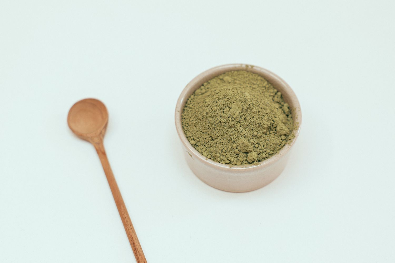 Poudre blanche naturelle renversée d'un bocal en verre