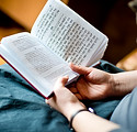 Leyendo la biblia