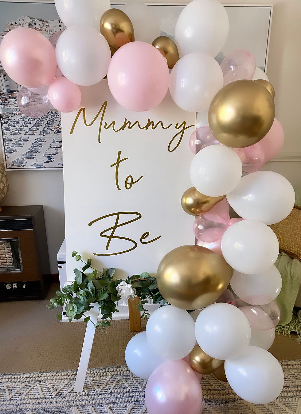 Mummy to Be Sign on Easel with 'Oh Baby Pink' Balloon Garland