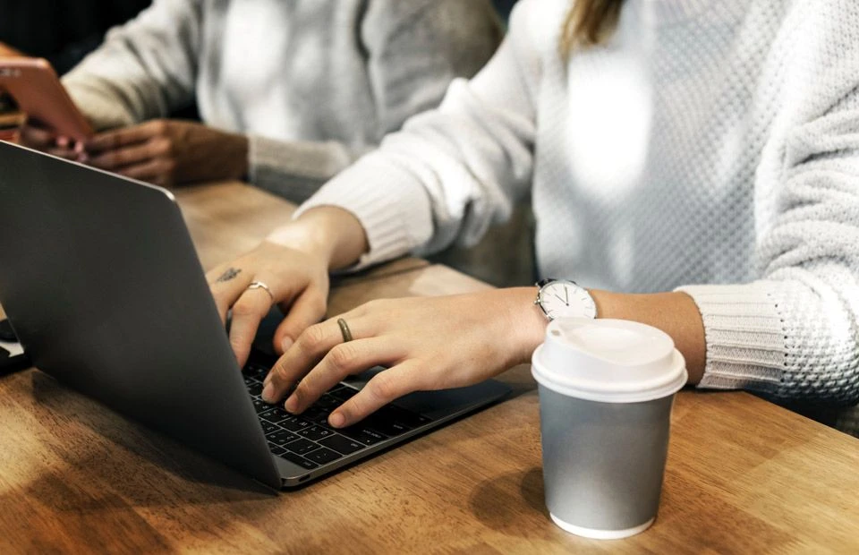 هل عمل المرأة العربية برستيج أم حاجة حقيقية