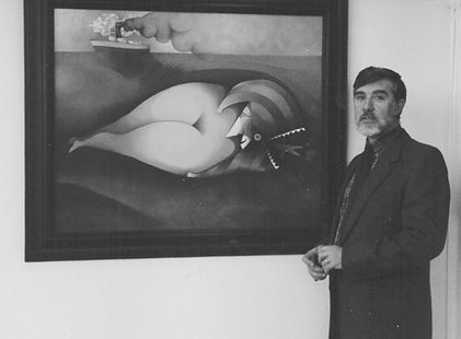 Enrique Marin posant devant une de ses oeuvres