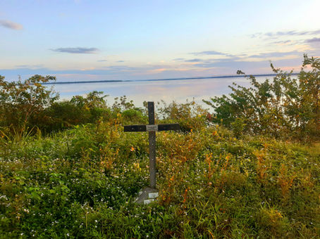 Where to sleep on expeditions while on the river and coming across the grave of Sir Peter Blake!
