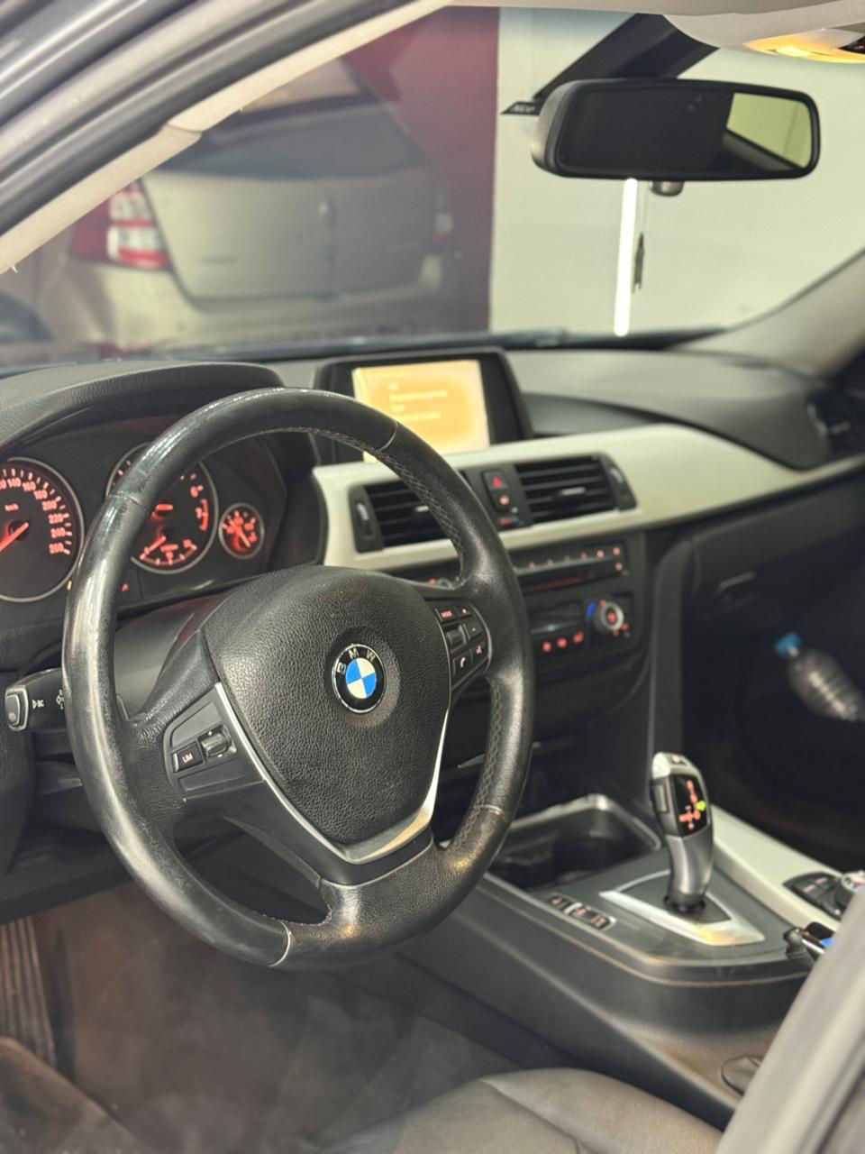Miniatura: BMW 320I 2014