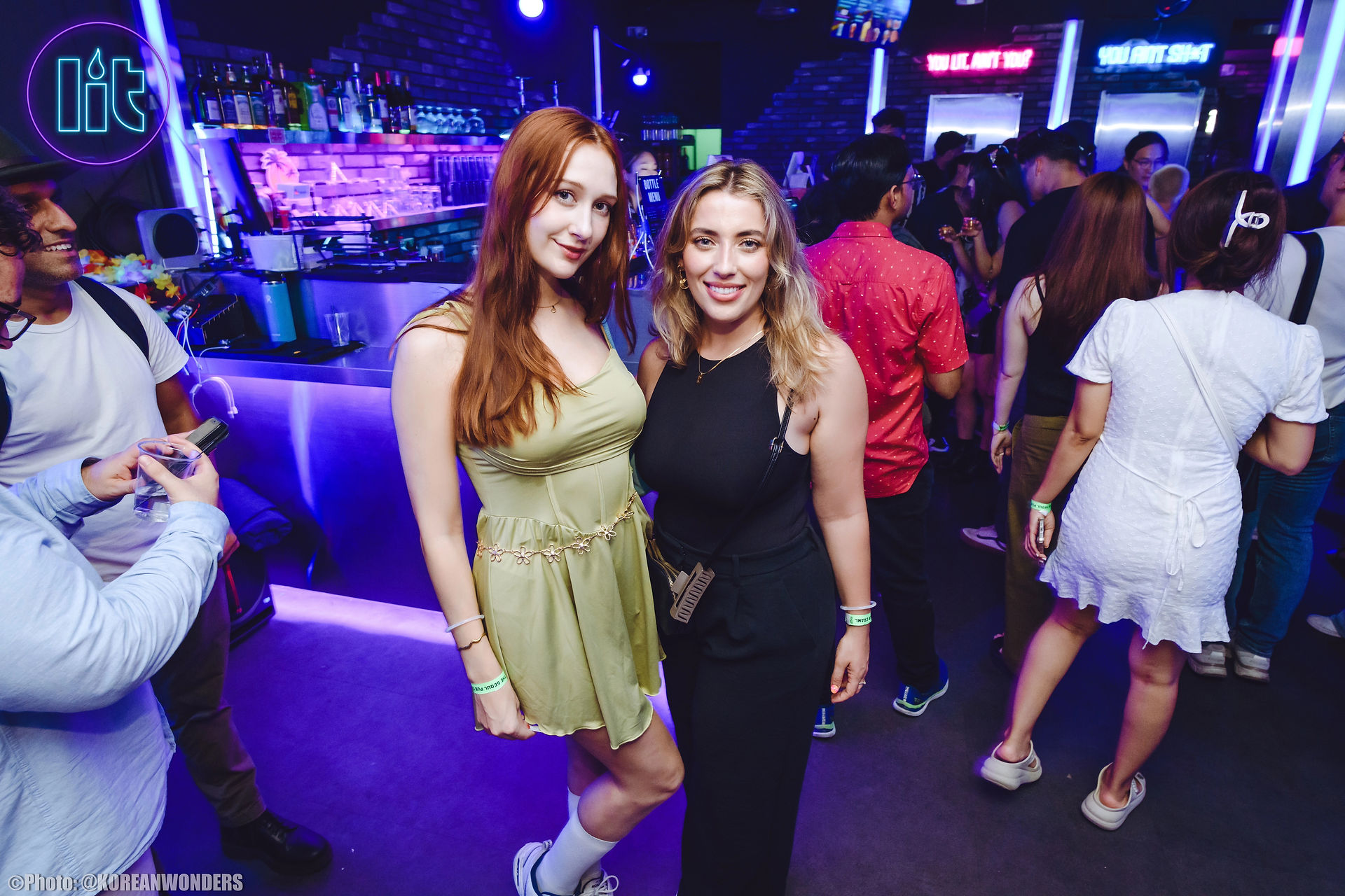 International friends at Lit Lounge Hip Hop Hookah Bar In Itaewon. 릿라운지 이태원에 있는 힙합후카바의 친구들.