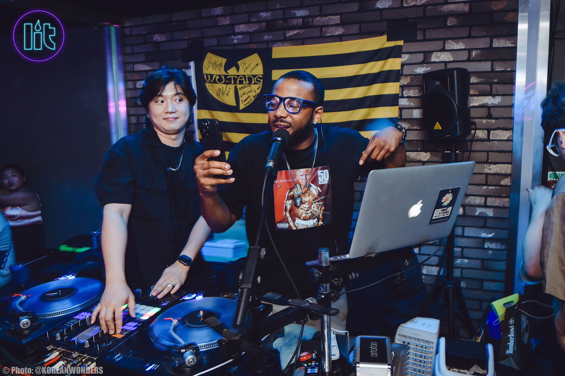 International friends at Hip Hop Hookah Bar In Itaewon. 이태원에 있는 힙합후카바의 친구들.