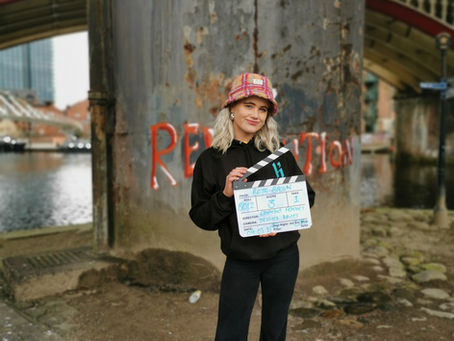 How to operate a clapperboard or ‘slate’: the basics